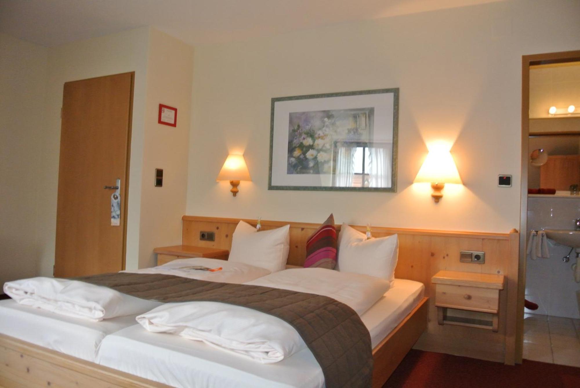 Akzent Hotel Am Bach Dettelbach Exterior photo