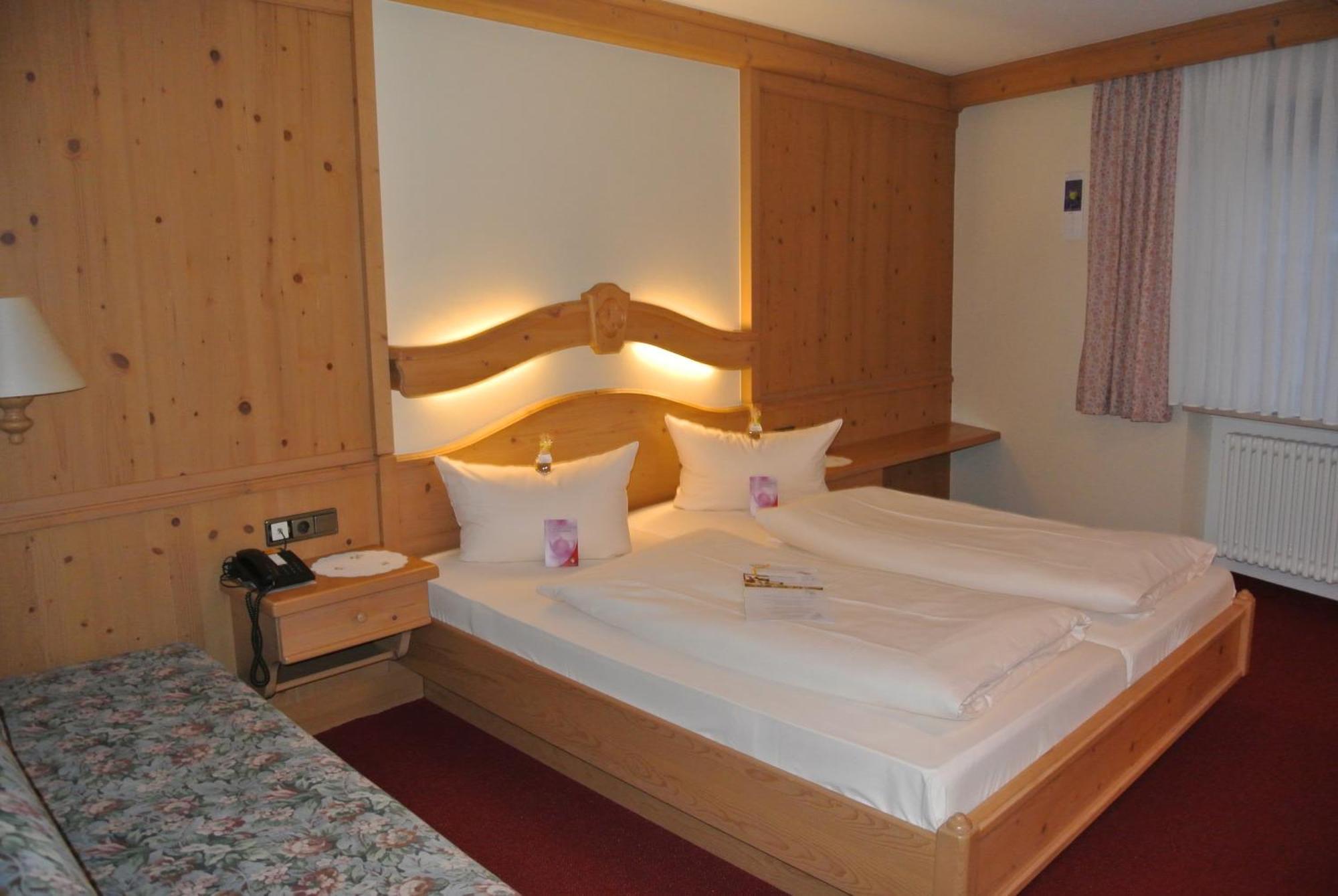 Akzent Hotel Am Bach Dettelbach Exterior photo